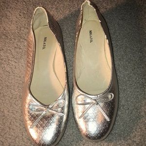 ⭐️Migato silver Silver Flats size 10